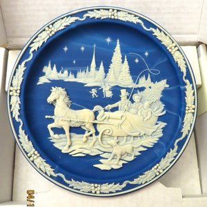 NEW!  BEAUTIFUL Cameo Collectible Plate "Home with the Tree" -R Akers